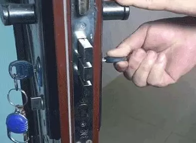提醒!晚上睡覺前,一定要在門裡面插把鑰匙,聽開鎖師傅說完,太棒了