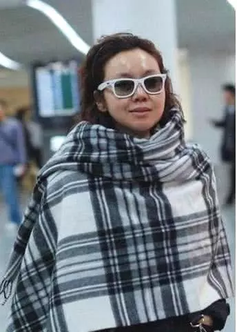 別被精修圖騙了,這才是女明星真實的機場照,粉絲看後都快脫粉了!