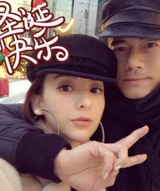 嫁大22歲老公成功產子被寵成公主,再挺孕肚拜年,被贊貴氣十足~