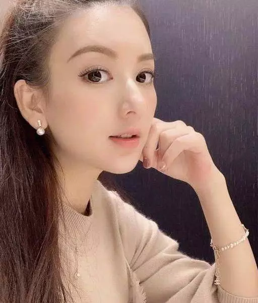 嫁大22歲老公成功產子被寵成公主,再挺孕肚拜年,被贊貴氣十足~