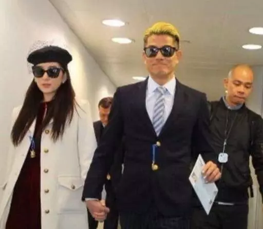 嫁大22歲老公成功產子被寵成公主,再挺孕肚拜年,被贊貴氣十足~
