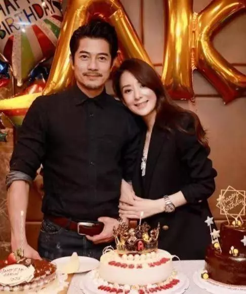 嫁大22歲老公成功產子被寵成公主,再挺孕肚拜年,被贊貴氣十足~