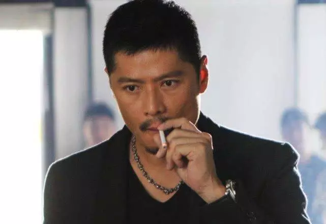 被譽「新加坡周潤發」,人生卻幾經坎坷,已經年過半百仍孤身