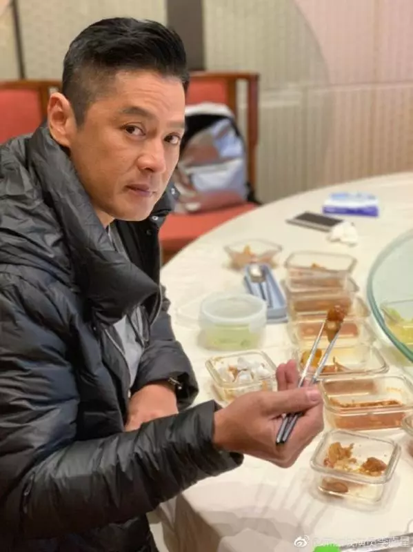 被譽「新加坡周潤發」,人生卻幾經坎坷,已經年過半百仍孤身