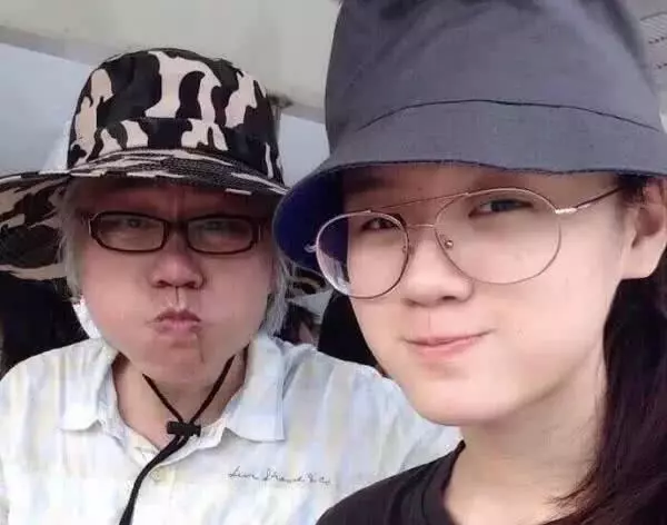 「爺孫戀」上綜藝,李坤城的一個小動作讓主持人看不下去了,網友直呼受不了!