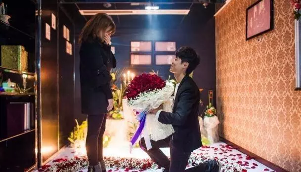 老公去世我把公婆接來同住,小姑子出嫁當天給我磕頭,我說:離婚