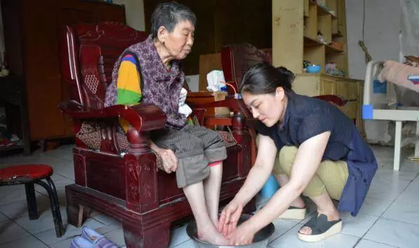 老公去世我把公婆接來同住,小姑子出嫁當天給我磕頭,我說:離婚