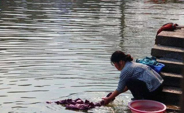 我未婚先孕,婆家嫌丟人一毛不拔,三天後回門哥來接我,婆婆愣了