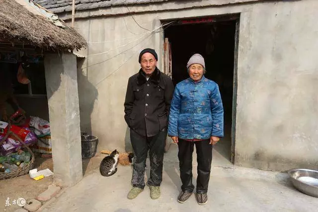姐供弟上大學,弟結婚卻不讓姐參加,姐偷偷去卻見遺像,她哭了