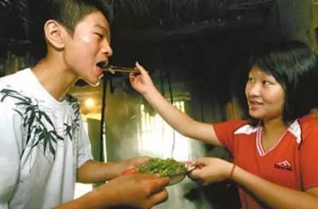 姐供弟上大學,弟結婚卻不讓姐參加,姐偷偷去卻見遺像,她哭了