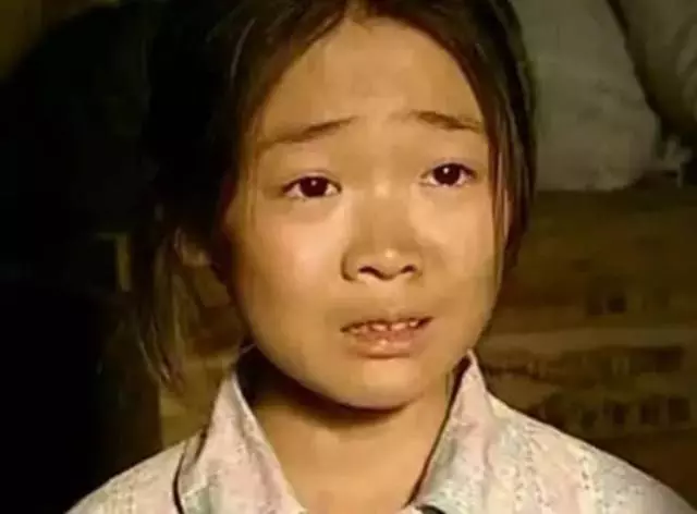姐供弟上大學,弟結婚卻不讓姐參加,姐偷偷去卻見遺像,她哭了