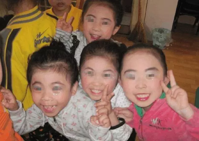 生了6個女兒,老太受盡嘲諷,20年後,一排豪車接她進城養老