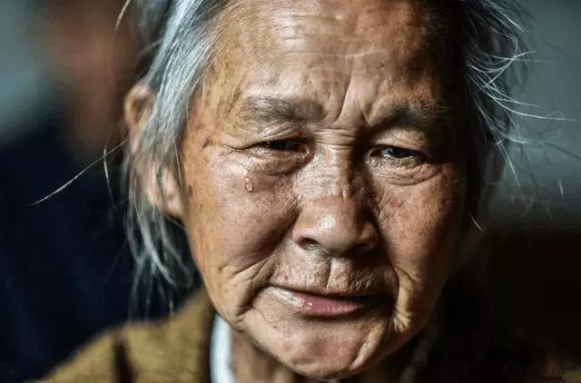 生了6個女兒,老太受盡嘲諷,20年後,一排豪車接她進城養老