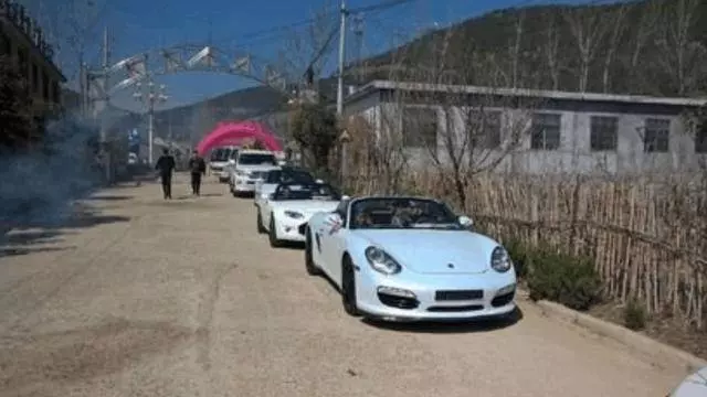 生了6個女兒,老太受盡嘲諷,20年後,一排豪車接她進城養老
