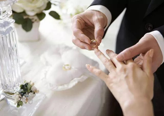 娶啞巴老婆 老公有錢後卻做怪 老婆比些手勢 他哭求原諒