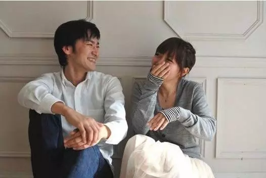 女兒難產,女婿大喊保孩子,孩子出生後,岳父含淚給女婿一百萬