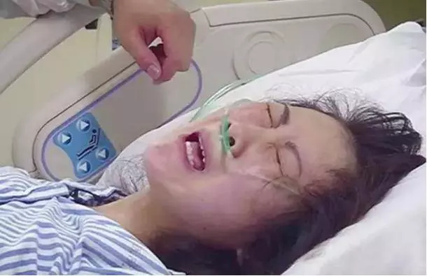 女兒難產,女婿大喊保孩子,孩子出生後,岳父含淚給女婿一百萬