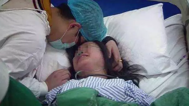 女兒難產,女婿大喊保孩子,孩子出生後,岳父含淚給女婿一百萬