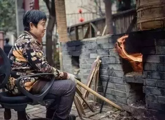 我去看孫子兒媳不讓進門,我往門縫塞張紙條,兒媳看後跪在我面前