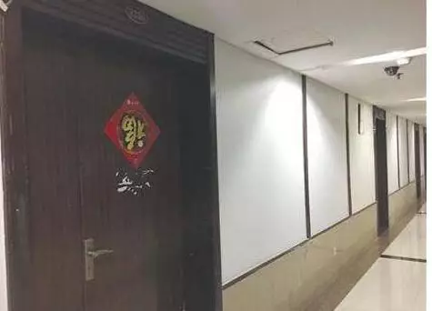我去看孫子兒媳不讓進門,我往門縫塞張紙條,兒媳看後跪在我面前