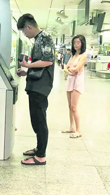 穿梭地鐵…粉膚背心「薄到透光」 呼之欲出