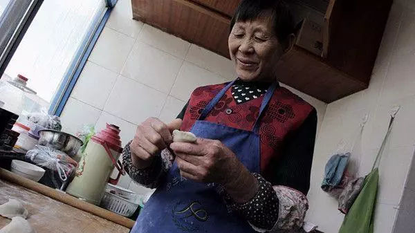 母親病了,我把她接來家裡照顧,因為一件衣服,我果斷和老公離婚!
