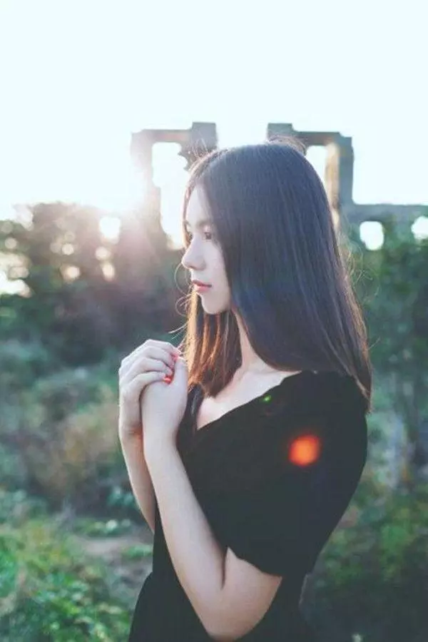 女子被鄰居家的狗咬了,鄰居準備賠償,女子卻說:你娶我啊!