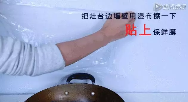 聰明的女人,在衛生間門口放塊【保鮮膜】,用處可大著呢,你猜不到!