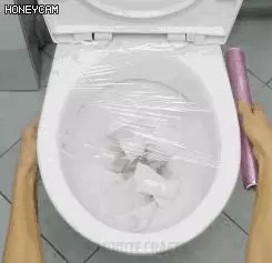 聰明的女人,在衛生間門口放塊【保鮮膜】,用處可大著呢,你猜不到!