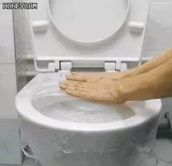 聰明的女人,在衛生間門口放塊【保鮮膜】,用處可大著呢,你猜不到!