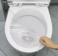 聰明的女人,在衛生間門口放塊【保鮮膜】,用處可大著呢,你猜不到!