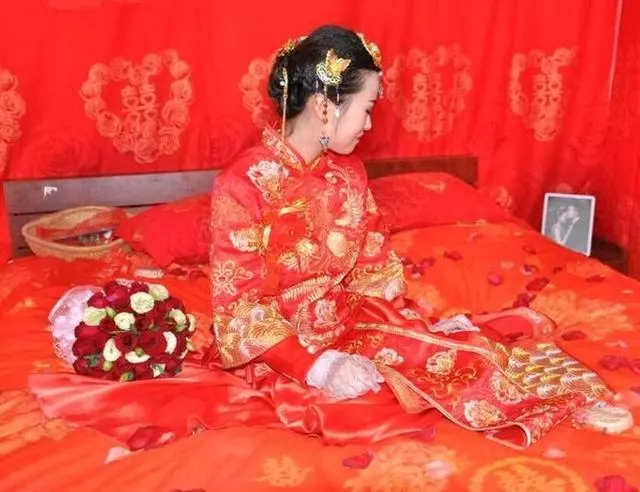 新婚第二天,兒媳換床單,婆婆好奇假裝來幫忙,一瞧褥子,臉青了