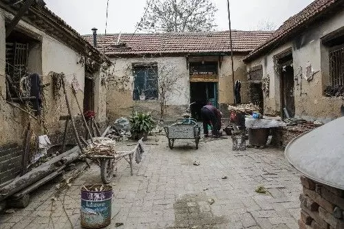 丈夫打工三年沒回家,妻子千里尋夫,見到丈夫後,蒙了