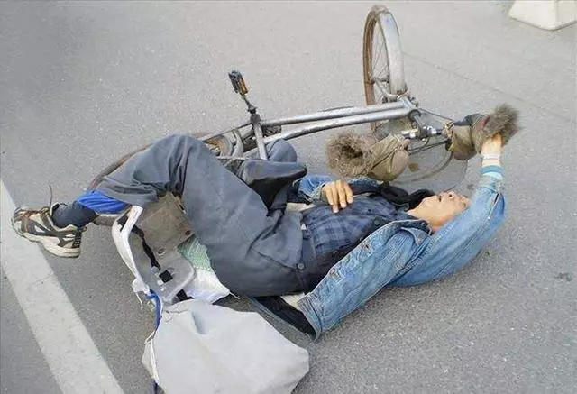 婆婆車禍,搶救前非要去趟公廁,兒媳起疑,悄悄跟去一瞧,咬破嘴