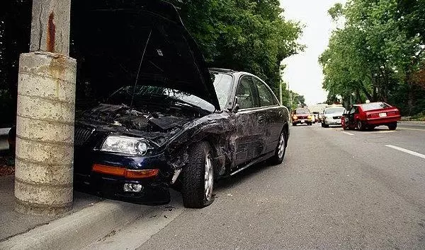 老公車禍去世,俺堅持替亡夫還債三十萬,五年後一件快遞讓俺傻住