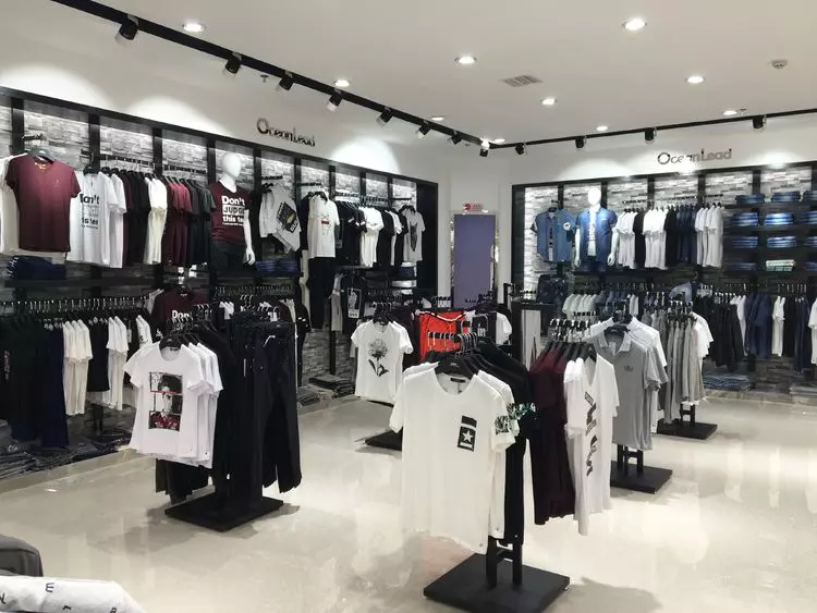 兒媳開服裝店,婆婆每天拿走一件送人,兩年後門口來一群人,傻住
