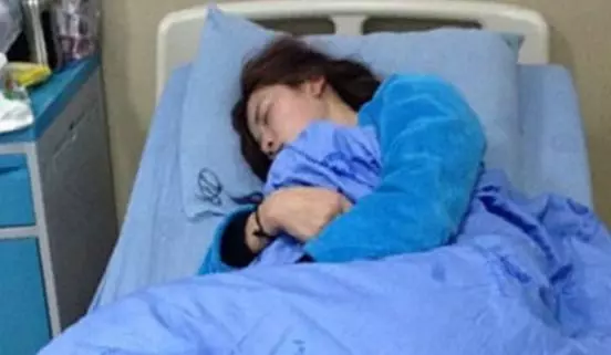 年三十俺跟婆婆吵架,老公一腳把俺踢倒,俺站起來後,全家傻住