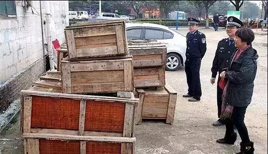 8個密封箱子路邊放了四個月沒人動,打開一看警察都嚇著了!