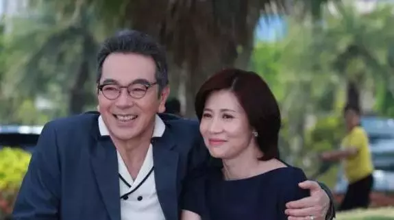 62歲張晨光全家照曝光,妻子年過半百卻似少女,兩兒子卻這般模樣!