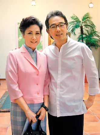 62歲張晨光全家照曝光,妻子年過半百卻似少女,兩兒子卻這般模樣!