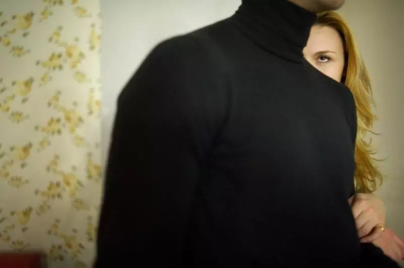 23個男生看不出的「女生對你有意思的跡象」 如果她坐下時「鞋子脫一半」就快點告白吧!