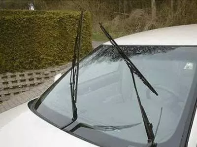 90%的人不知道,路邊車子為何都把雨刷「立起來」? 後悔現在才知道!
