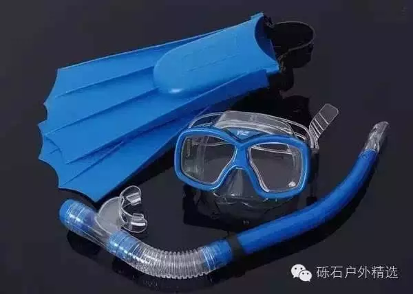 男子潛入海底尋寶頭上卻出現紅色異物,朋友們看清後拔腿就跑!