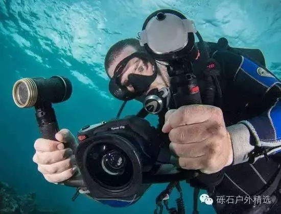 男子潛入海底尋寶頭上卻出現紅色異物,朋友們看清後拔腿就跑!