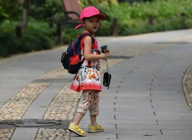 和未婚妻在公園約會,一怪小孩偷偷塞我張紙條,看完我立馬報了警!