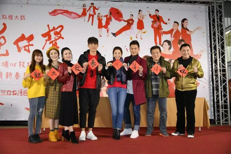 李燕「豪撒50萬紅包」寵家人!薪水捐孤兒院「領養7個孩子」宛如親生疼愛!