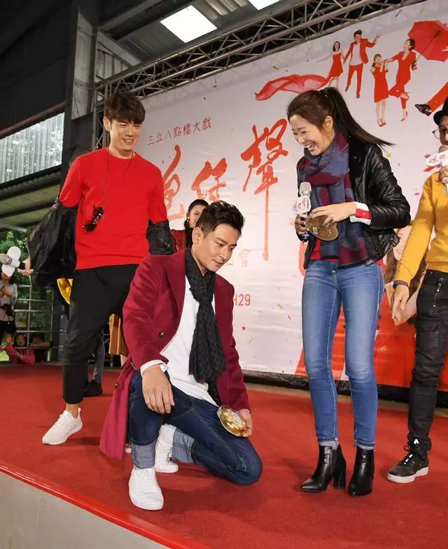 李燕「豪撒50萬紅包」寵家人!薪水捐孤兒院「領養7個孩子」宛如親生疼愛!