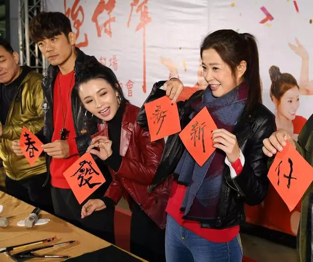 李燕「豪撒50萬紅包」寵家人!薪水捐孤兒院「領養7個孩子」宛如親生疼愛!