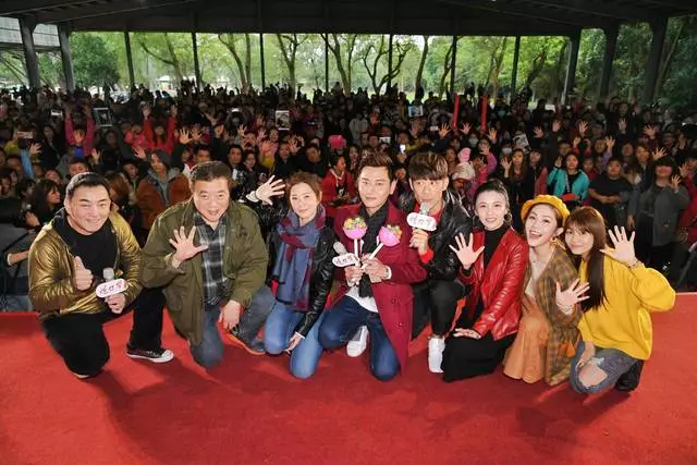 李燕「豪撒50萬紅包」寵家人!薪水捐孤兒院「領養7個孩子」宛如親生疼愛!