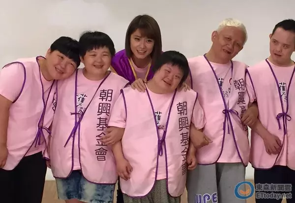 李燕「豪撒50萬紅包」寵家人!薪水捐孤兒院「領養7個孩子」宛如親生疼愛!